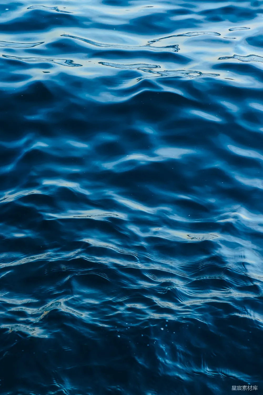 高清摄影  一艘船漂浮在水面上。