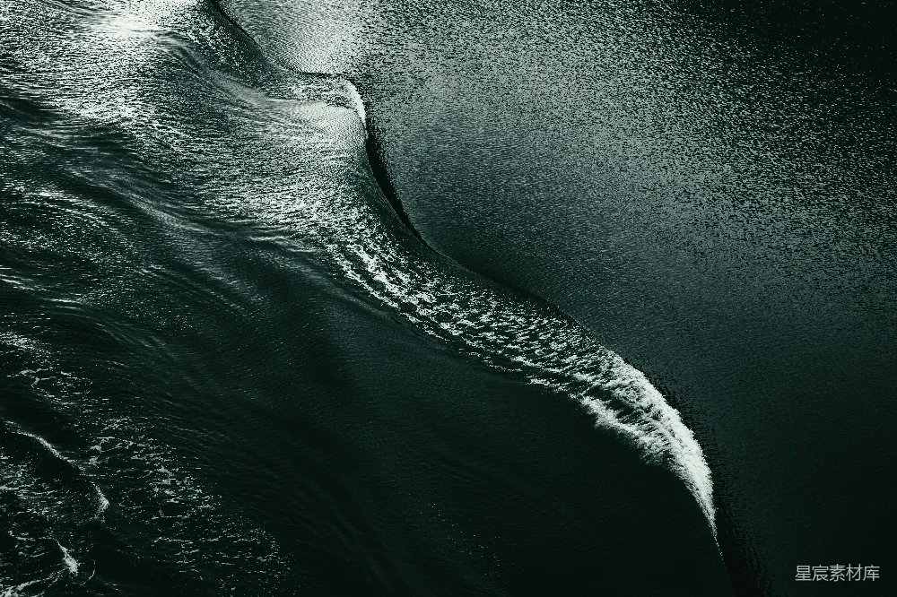 高清摄影 壁纸 自然 白色的浪花在深水中形成一道锐角曲线。