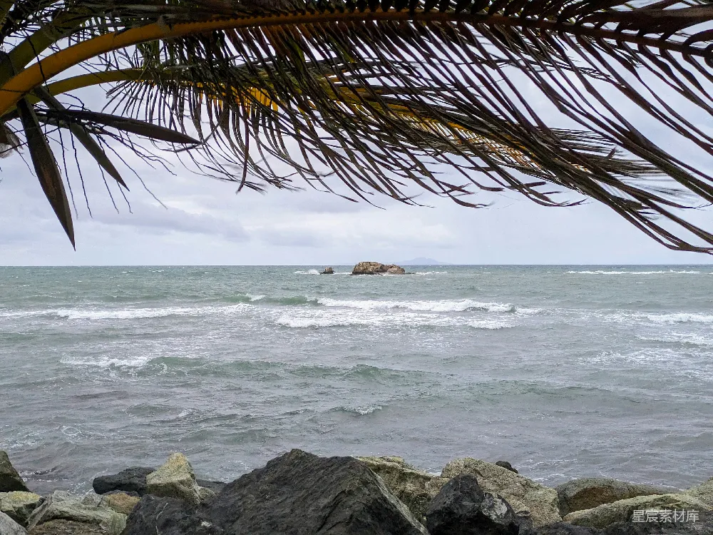 高清摄影  从岩石海岸眺望海洋的景象