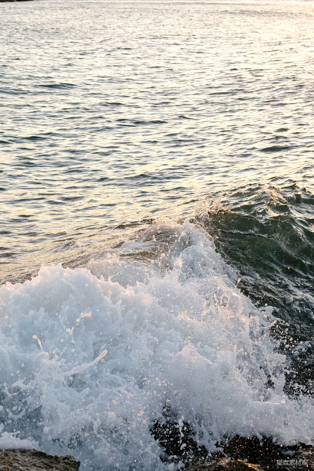 高清摄影  海浪拍打着沙滩