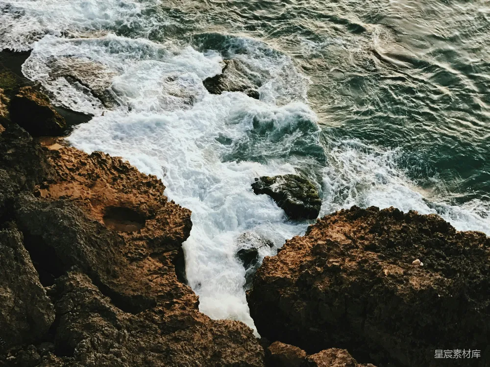 高清摄影  岩石海岸，海浪拍打着岩石。