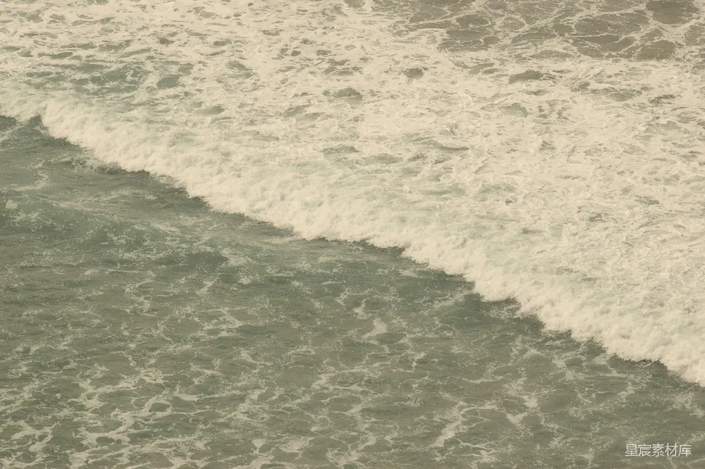 高清摄影  海浪拍打着沙滩。
