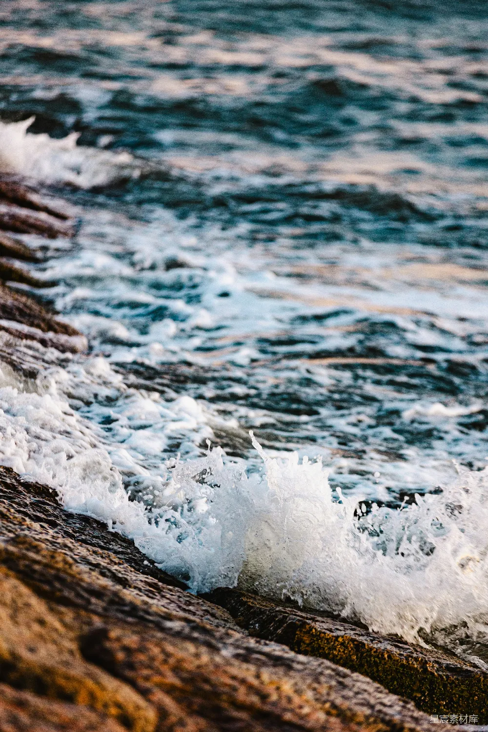 高清摄影  海浪拍打在岩石海岸上