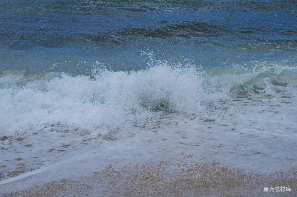 高清摄影  海浪拍打在沙滩上。