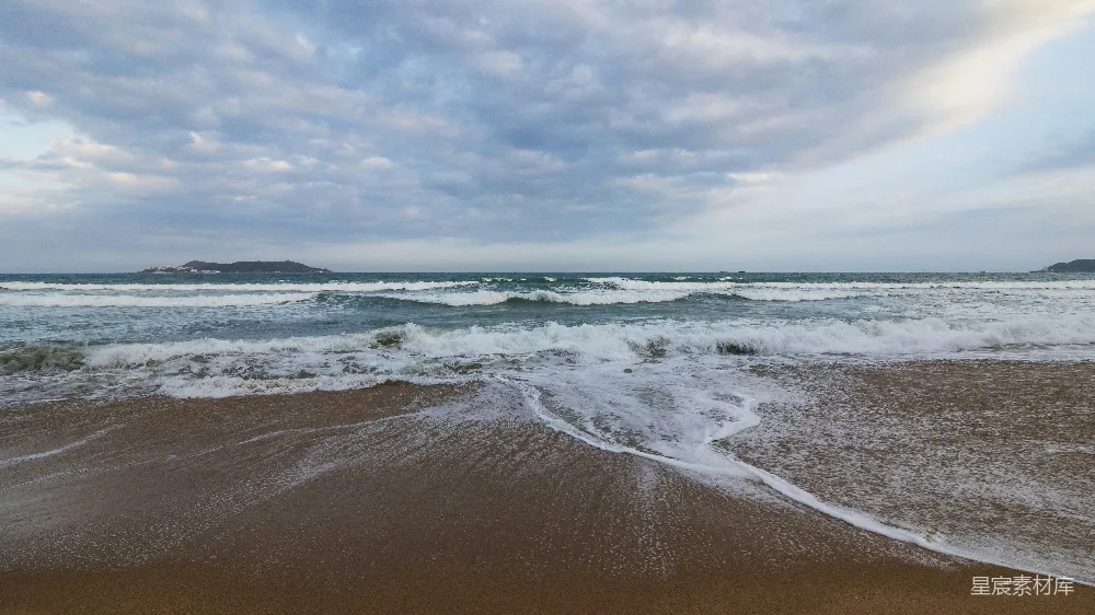 高清摄影 自然 旅行 壁纸 一片海滩，海浪不断拍打着岸边。