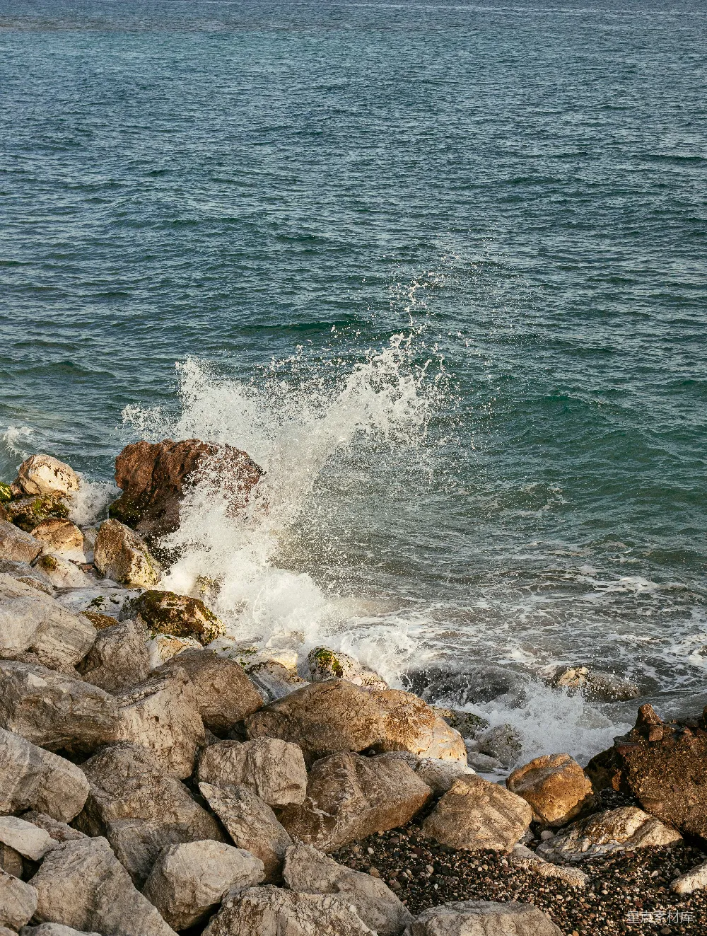 高清摄影  岩石海岸，海浪拍打