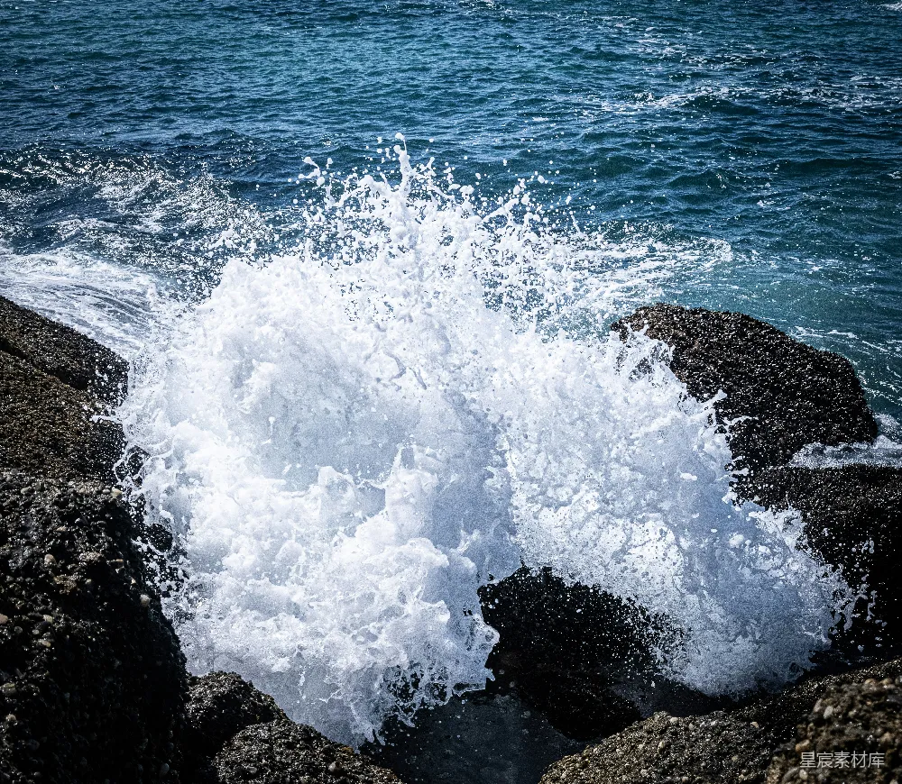 高清摄影  海浪冲向海洋附近的岩石。