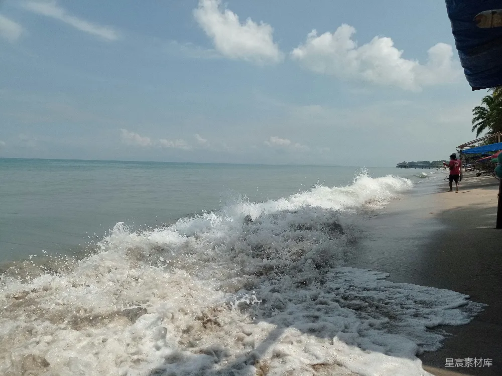高清摄影  海滩上的景色，海浪拍打着岸边。