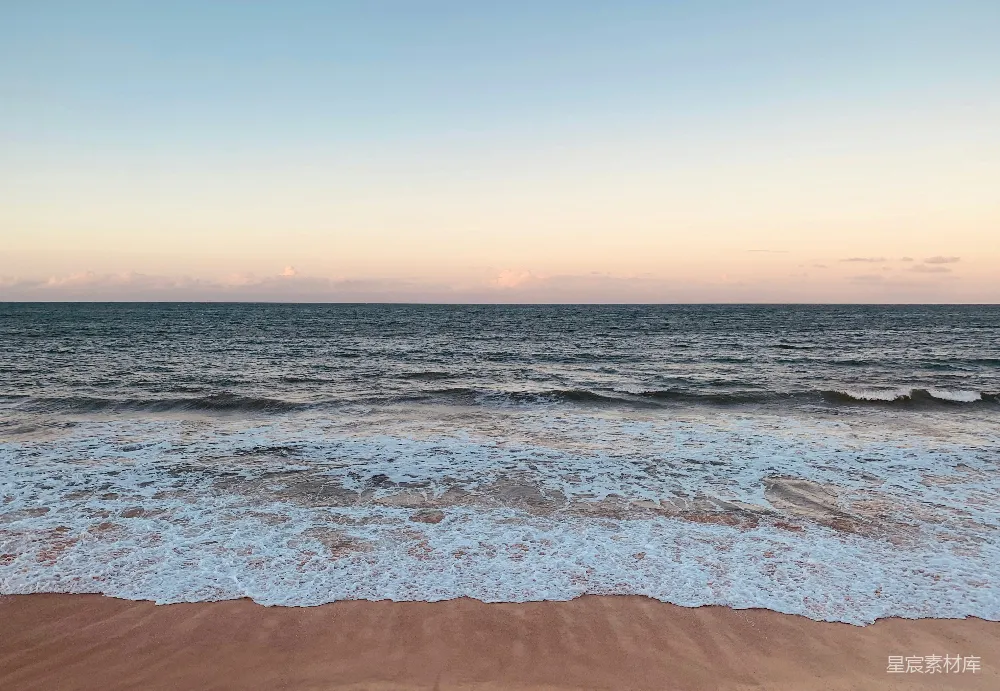 高清摄影  海浪在日落时拍打着海岸。