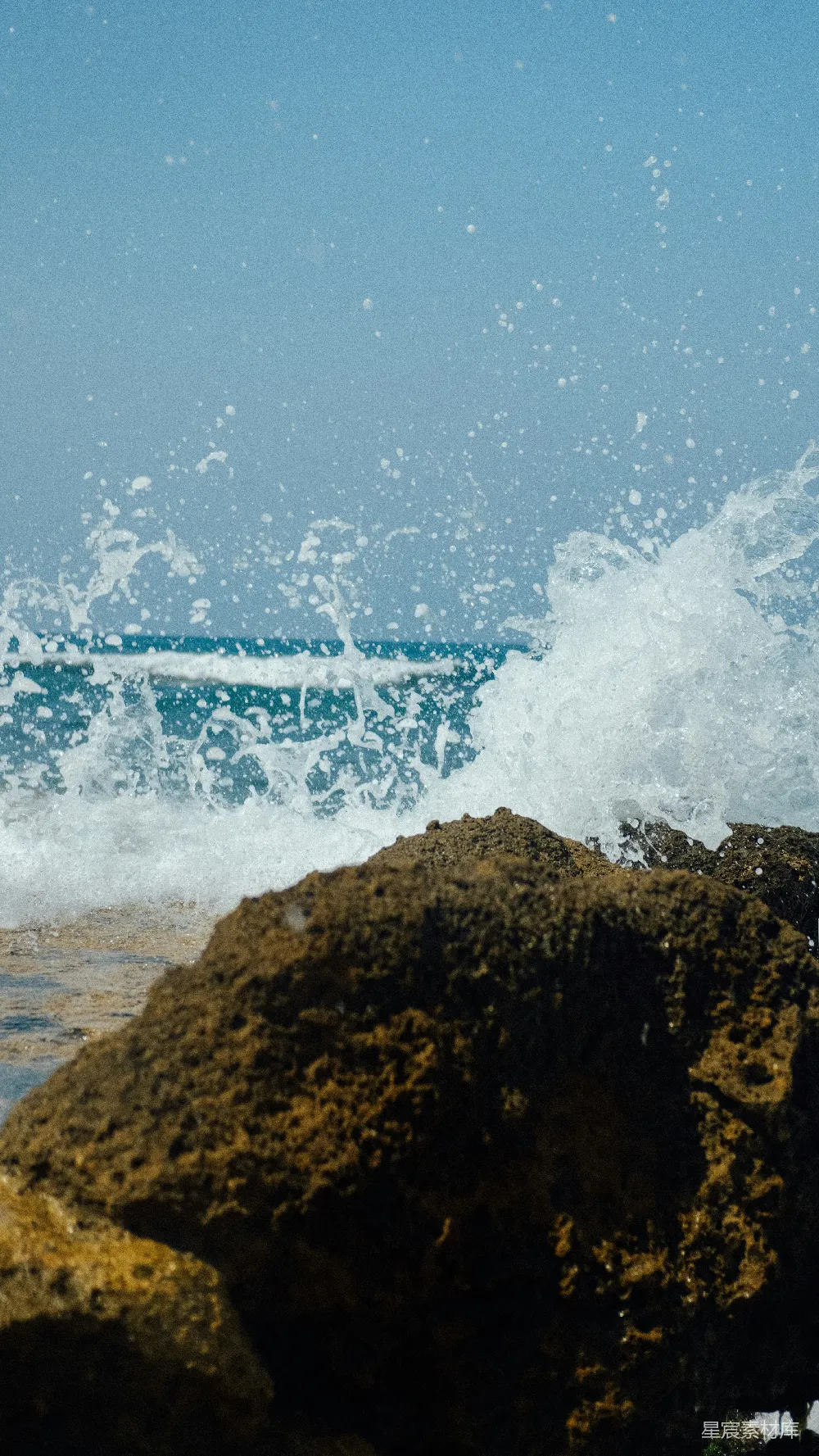 高清摄影 自然 海浪拍打在棕色岩石上