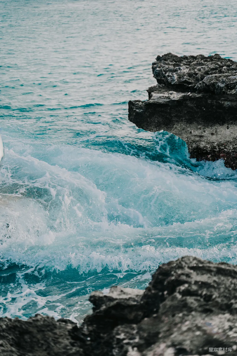高清摄影  白天，海浪拍打着岩石。