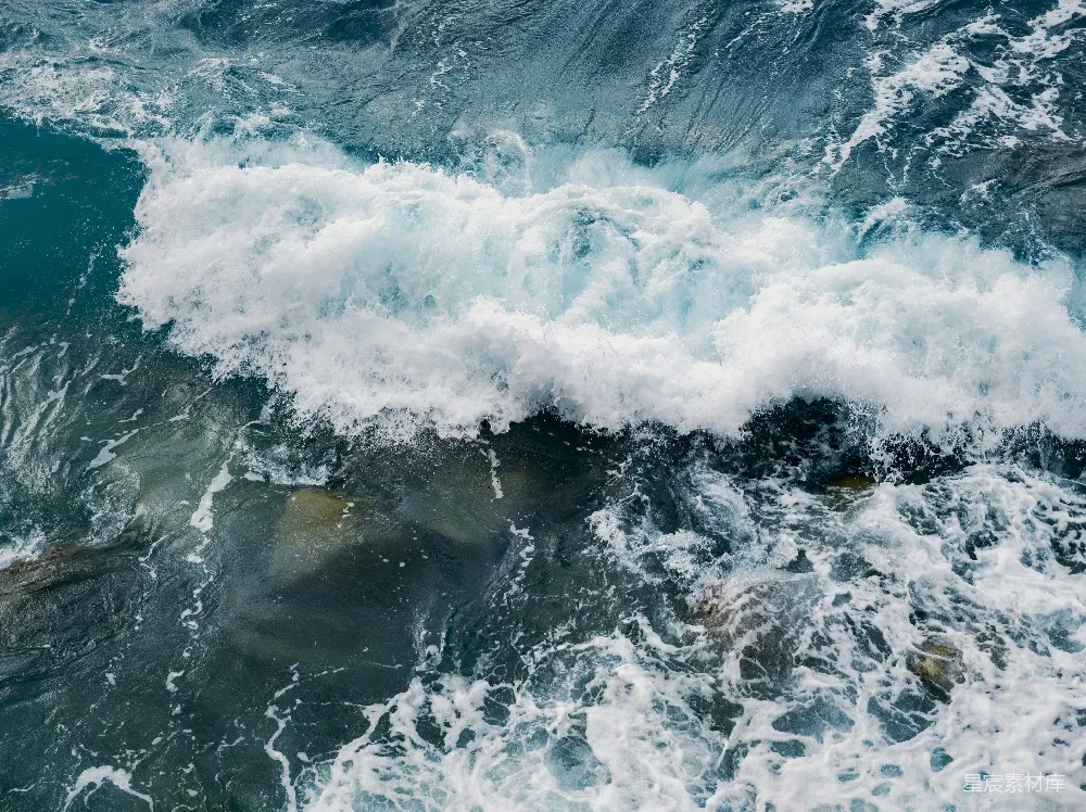 高清摄影  在黑暗的岩石上，海浪冲撞