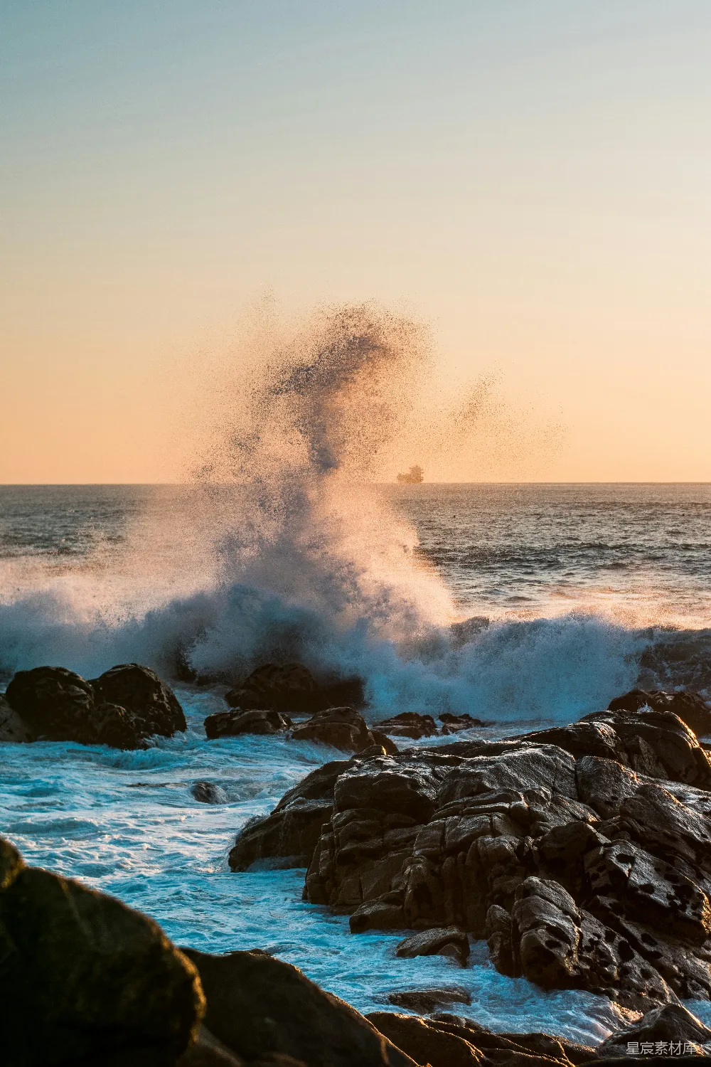 高清摄影  白天海浪拍打着岩石的场景
