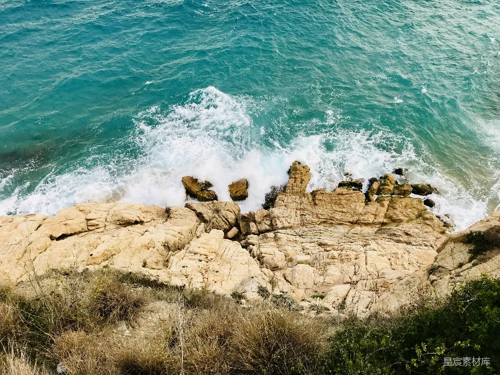 高清摄影  海浪拍打着岩石