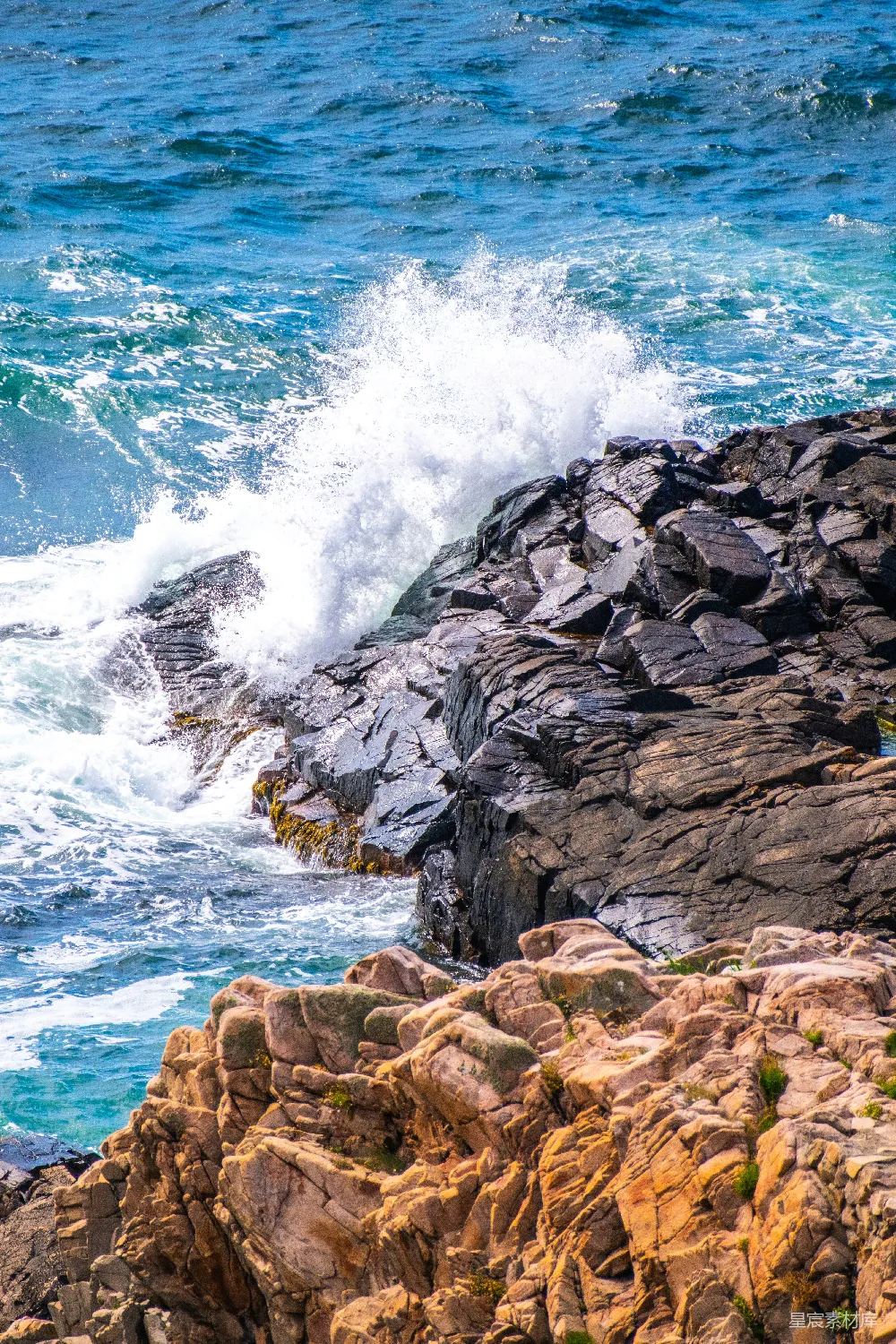 高清摄影  岩石海岸线，海浪拍打着