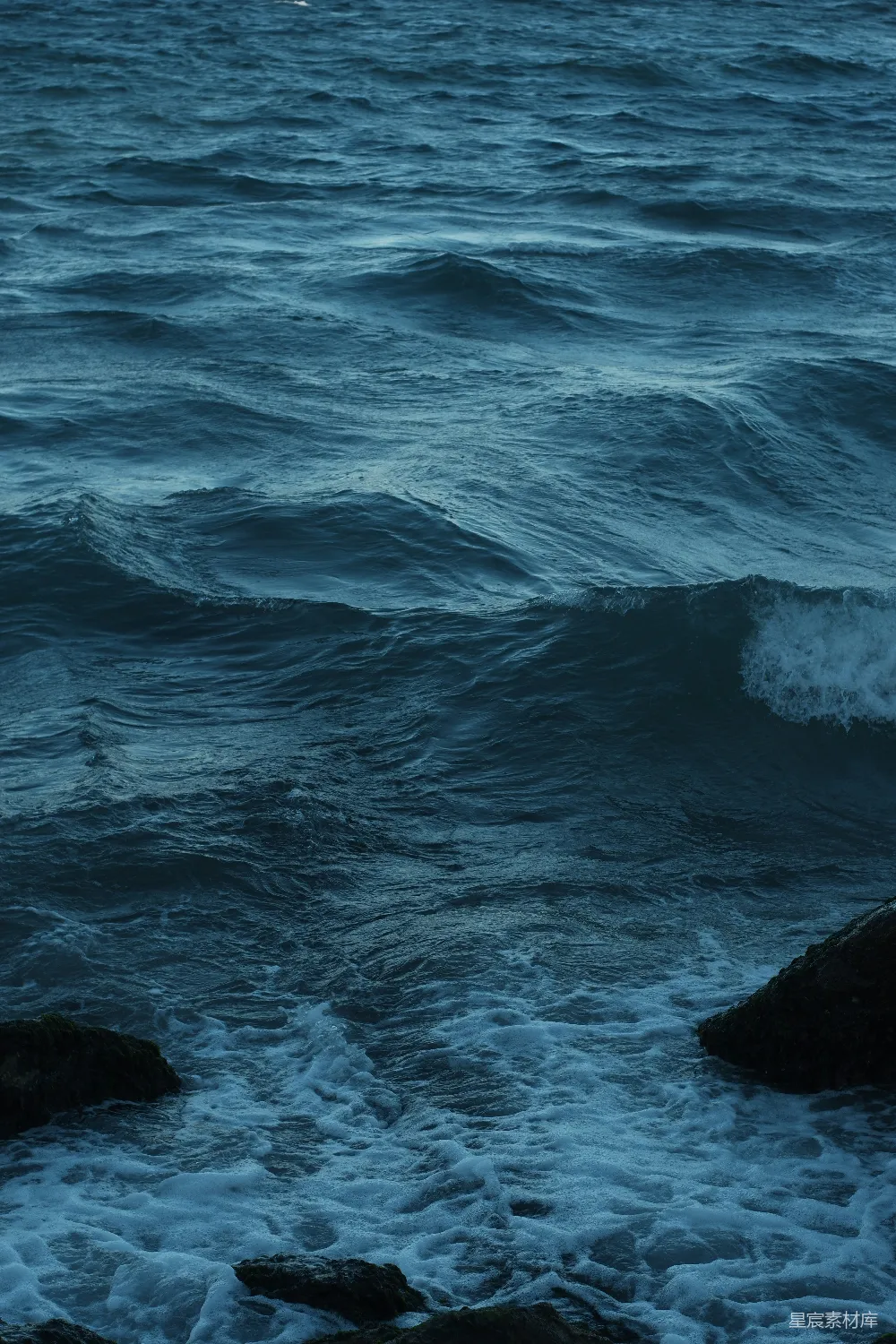 高清摄影  海浪拍打着岩石