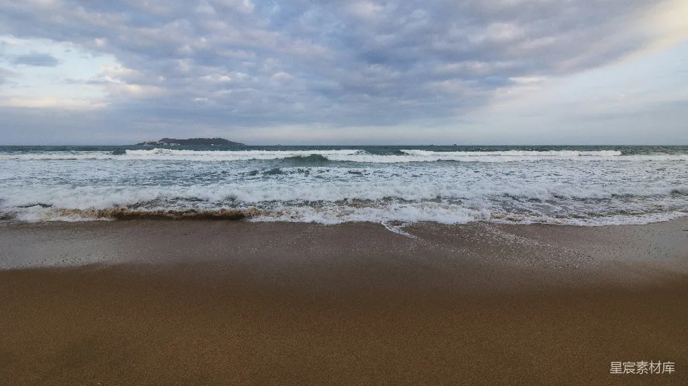 高清摄影 自然 旅行 壁纸 海滩上有波浪拍打着海岸。