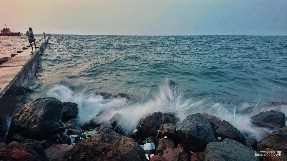 高清摄影  白天海浪拍打岩石的场景