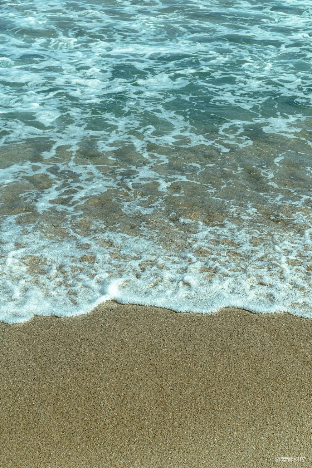 高清摄影  温柔的海浪拍打着沙滩。