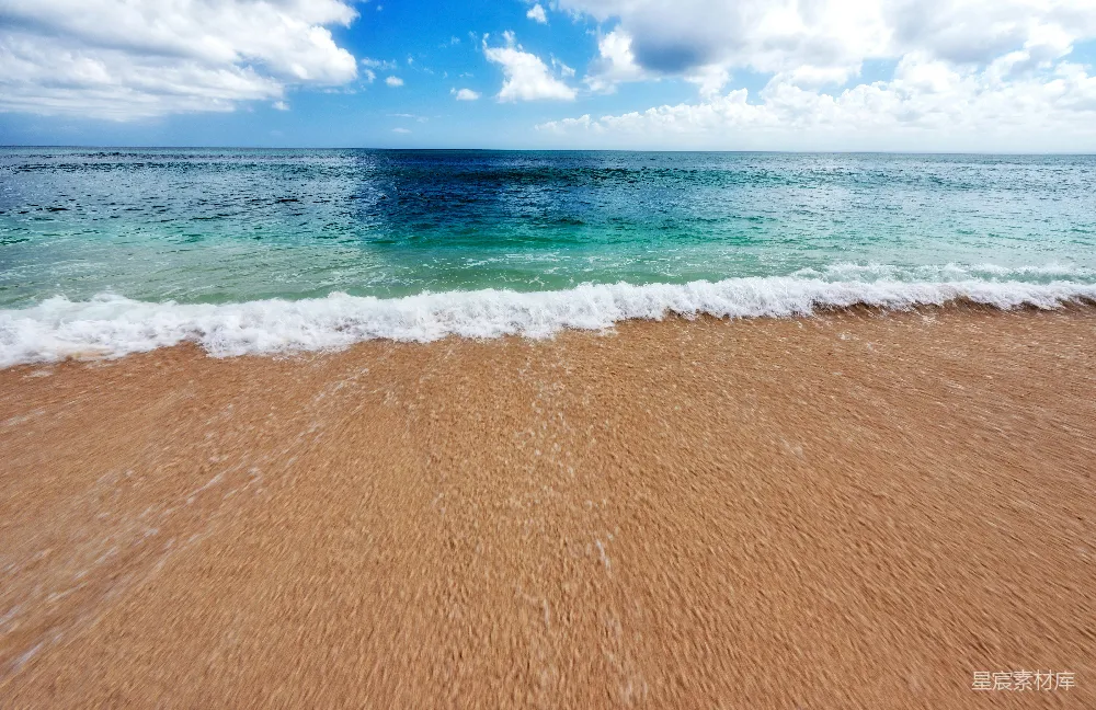 高清摄影 旅行 自然 壁纸 一个沙滩，海浪涌向岸边。