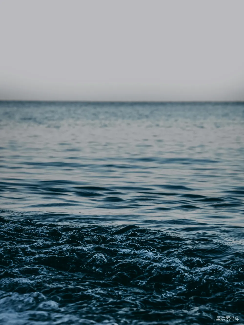 高清摄影 自然 白天白云下的水波