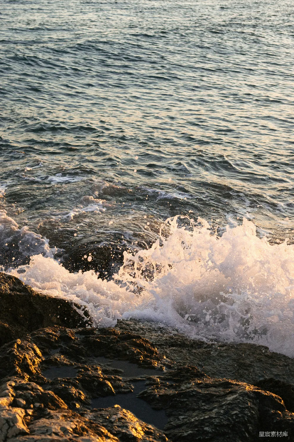 高清摄影  海浪拍打岩石