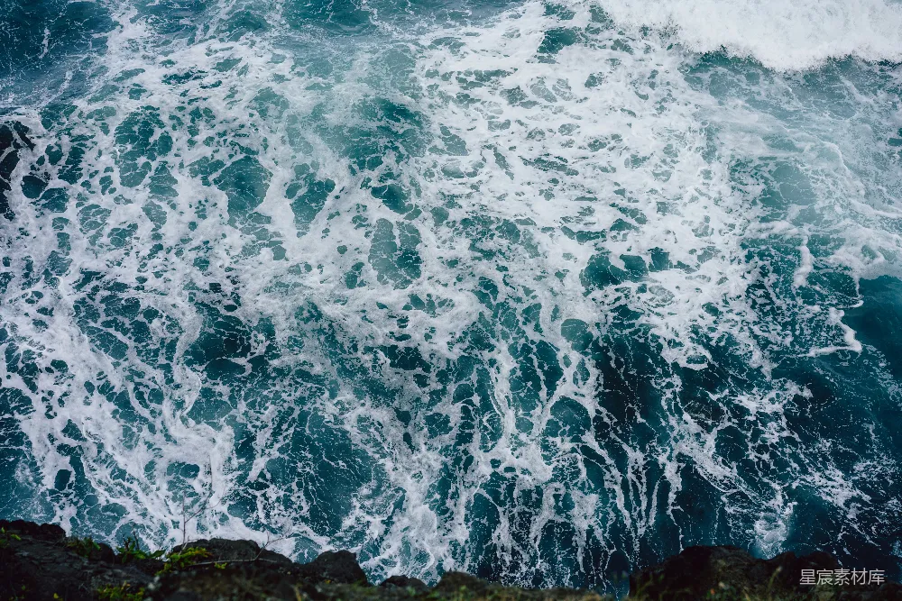 高清摄影  白天，海浪拍打着岩石海岸。