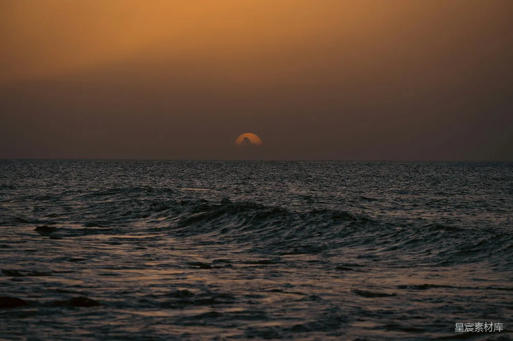 高清摄影  夕阳照耀在海面上，海浪轻柔。