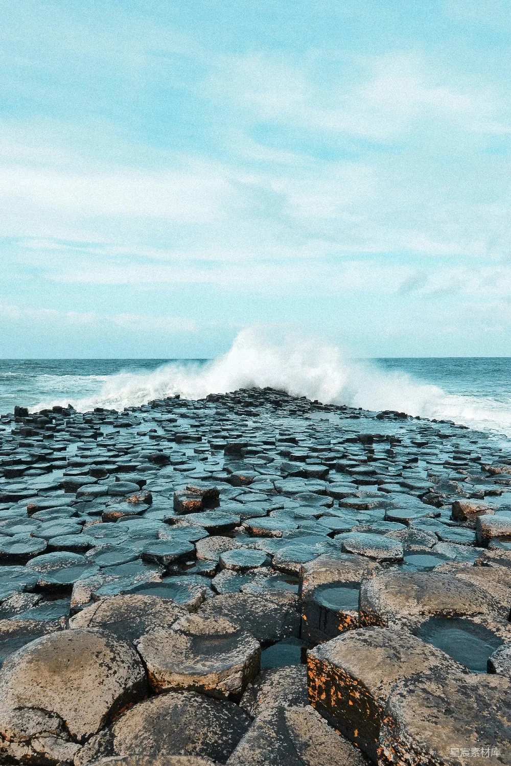 高清摄影 自然 海浪拍打在海边六边形岩石上。