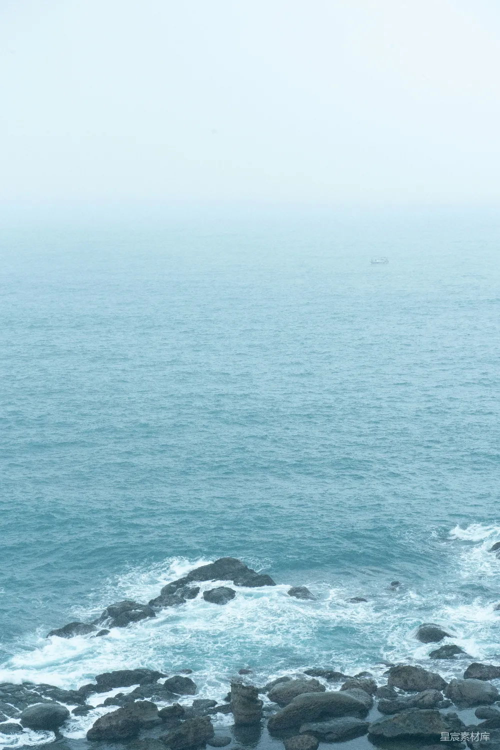 高清摄影  从岩石海岸眺望大海的景色