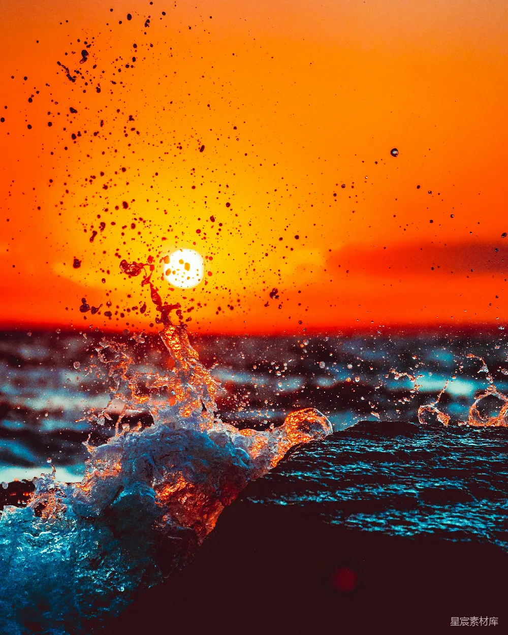 高清摄影  夕阳在海面上落下，激起一片水花。