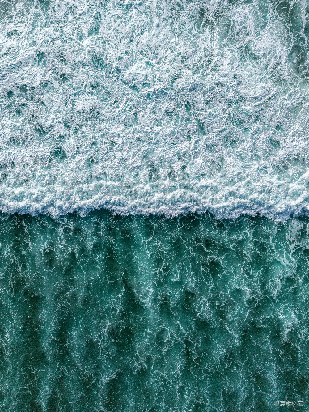 高清摄影  空中俯瞰，波涛汹涌的海浪与碧蓝的海水相接。