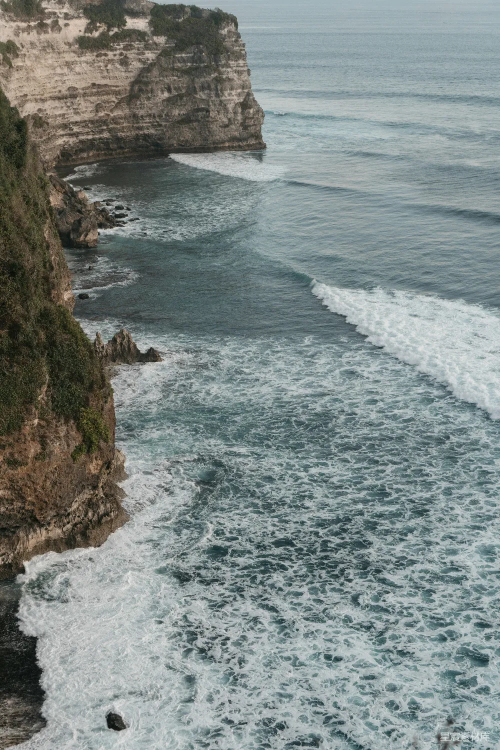 高清摄影 旅行 自然 壁纸 一幅背景是悬崖的水体景观图