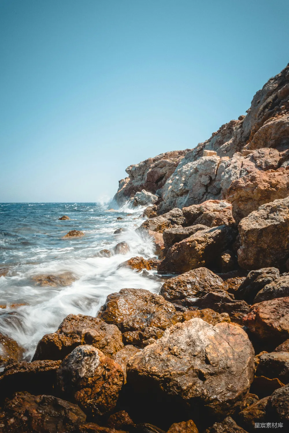 高清摄影 自然 岩石海岸，海浪拍打着岩石。