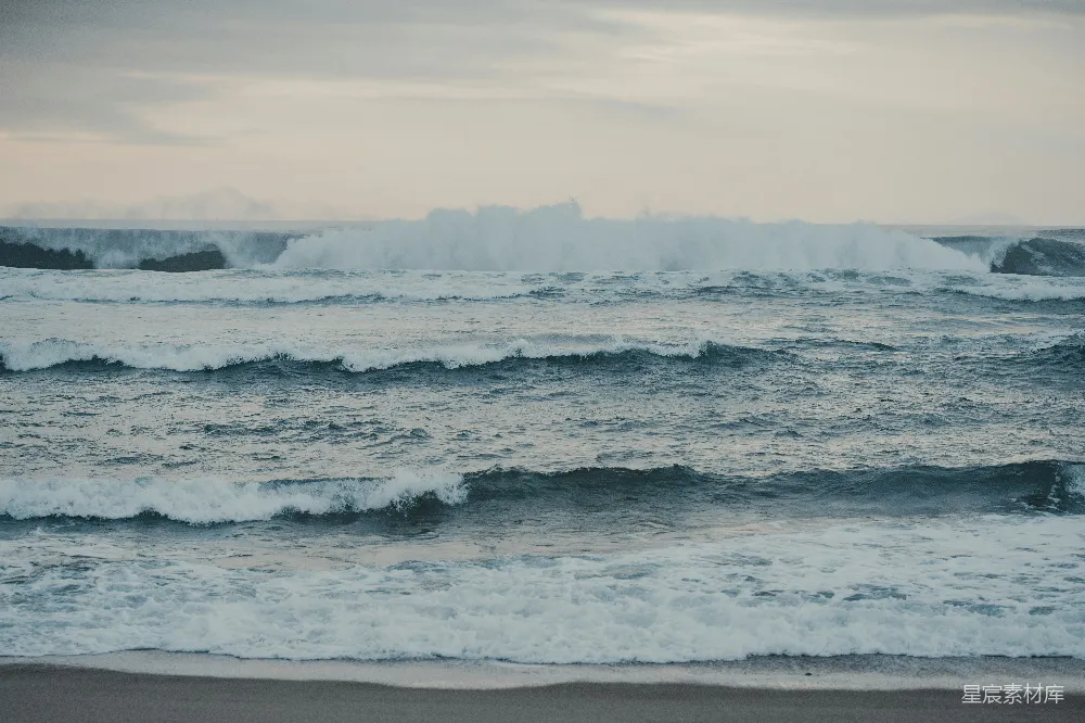 高清摄影  海浪拍打着海滩。