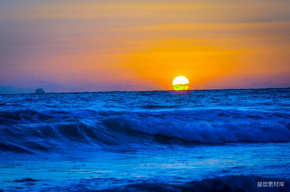 高清摄影  海浪在夕阳下拍打着海岸。