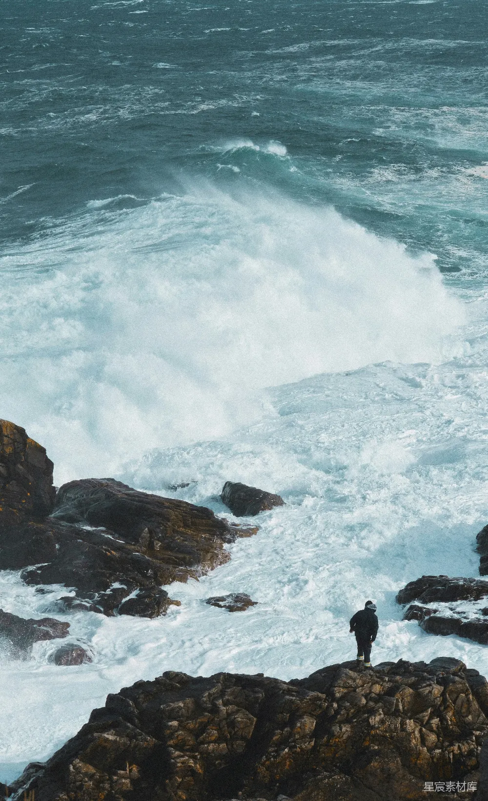 高清摄影 自然 旅行 人物 一个男人站在岩石上，看着暴风雨中的海浪。