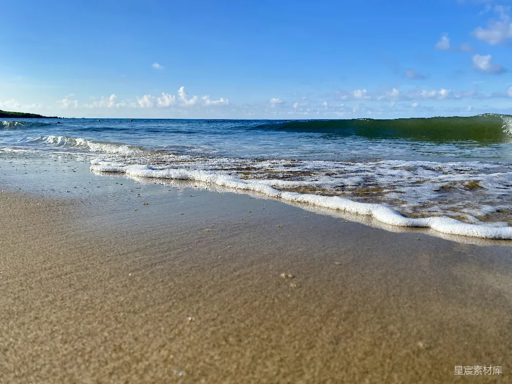高清摄影  海浪在白天拍打着海岸