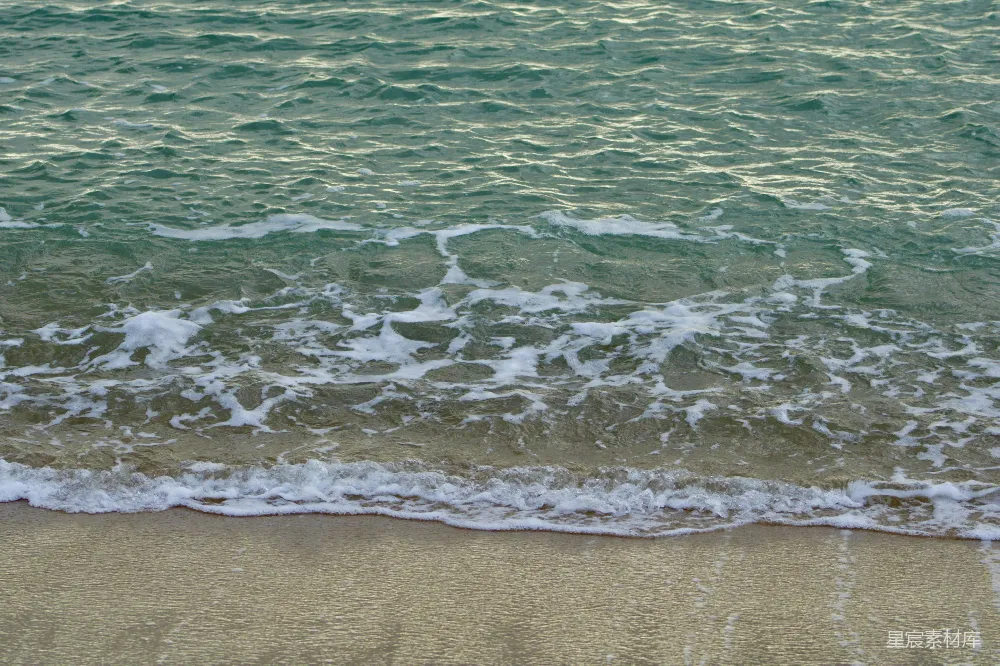 高清摄影  一个海滩，海浪正冲向岸边。