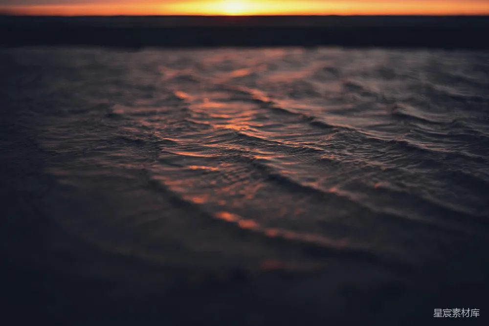 高清摄影  夕阳在海滩的水面上落下。