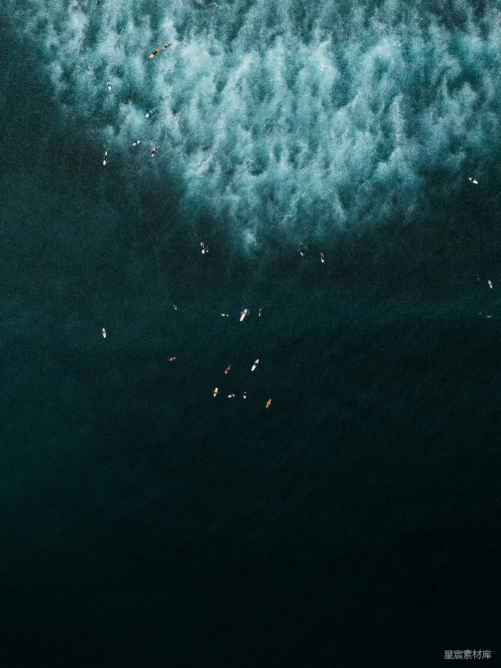高清摄影  冲浪者在深蓝色的大海中等待海浪。