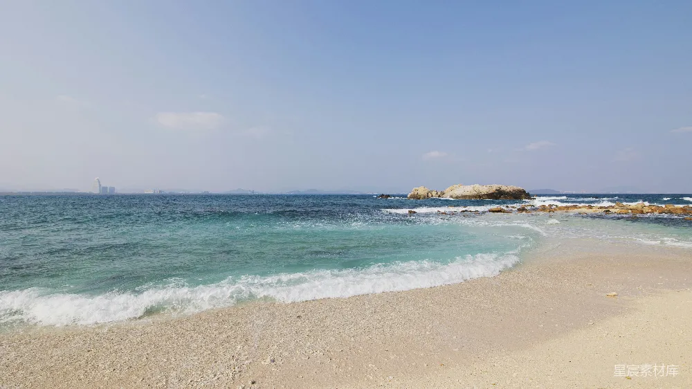高清摄影 自然 旅行 壁纸 一个沙滩，海浪在水里进进出出。