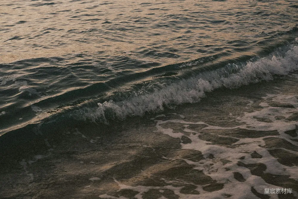 高清摄影  一个海滩，海浪正冲向岸边。