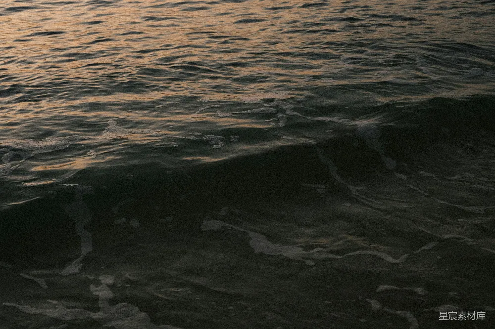 高清摄影  一个男人在海浪上骑着冲浪板。
