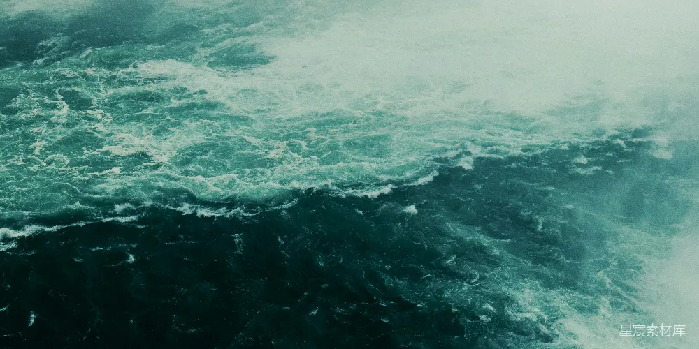 高清摄影  白天海滩上的海浪拍打着海岸线。