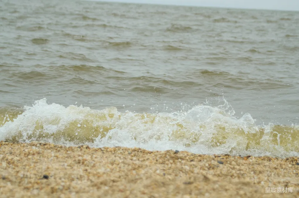 高清摄影  海浪拍打着海滩的岸边。
