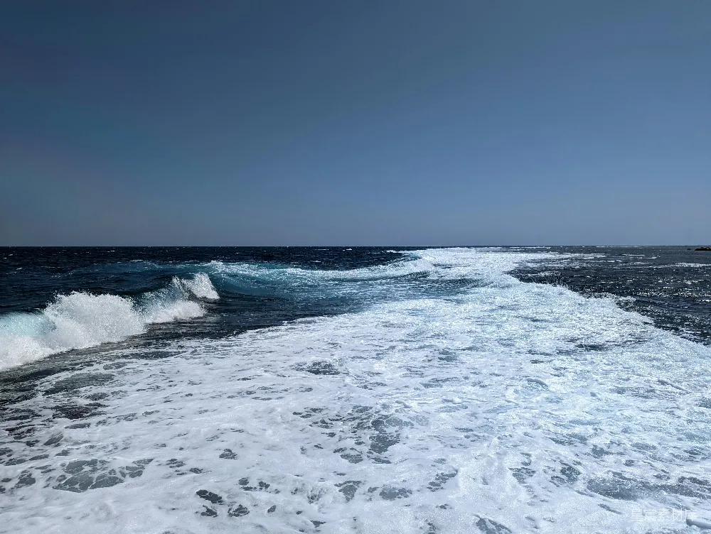 高清摄影  海浪拍打在沙滩上