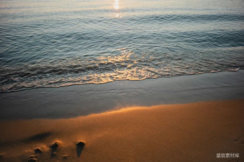 高清摄影  夕阳下，温柔的海浪拍打着沙滩。