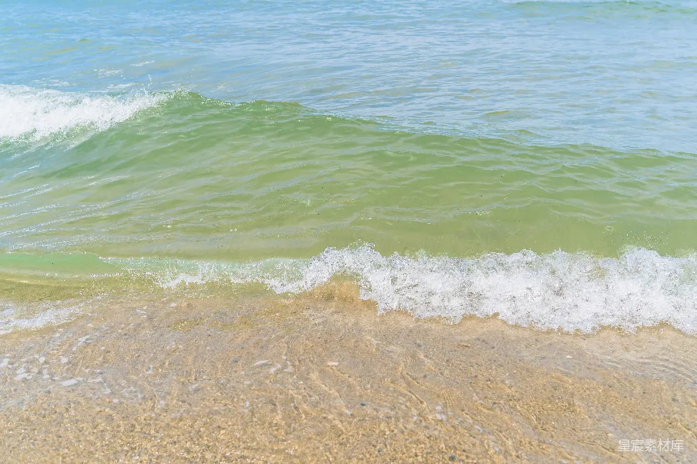 高清摄影  白天海浪拍打着海岸的声音