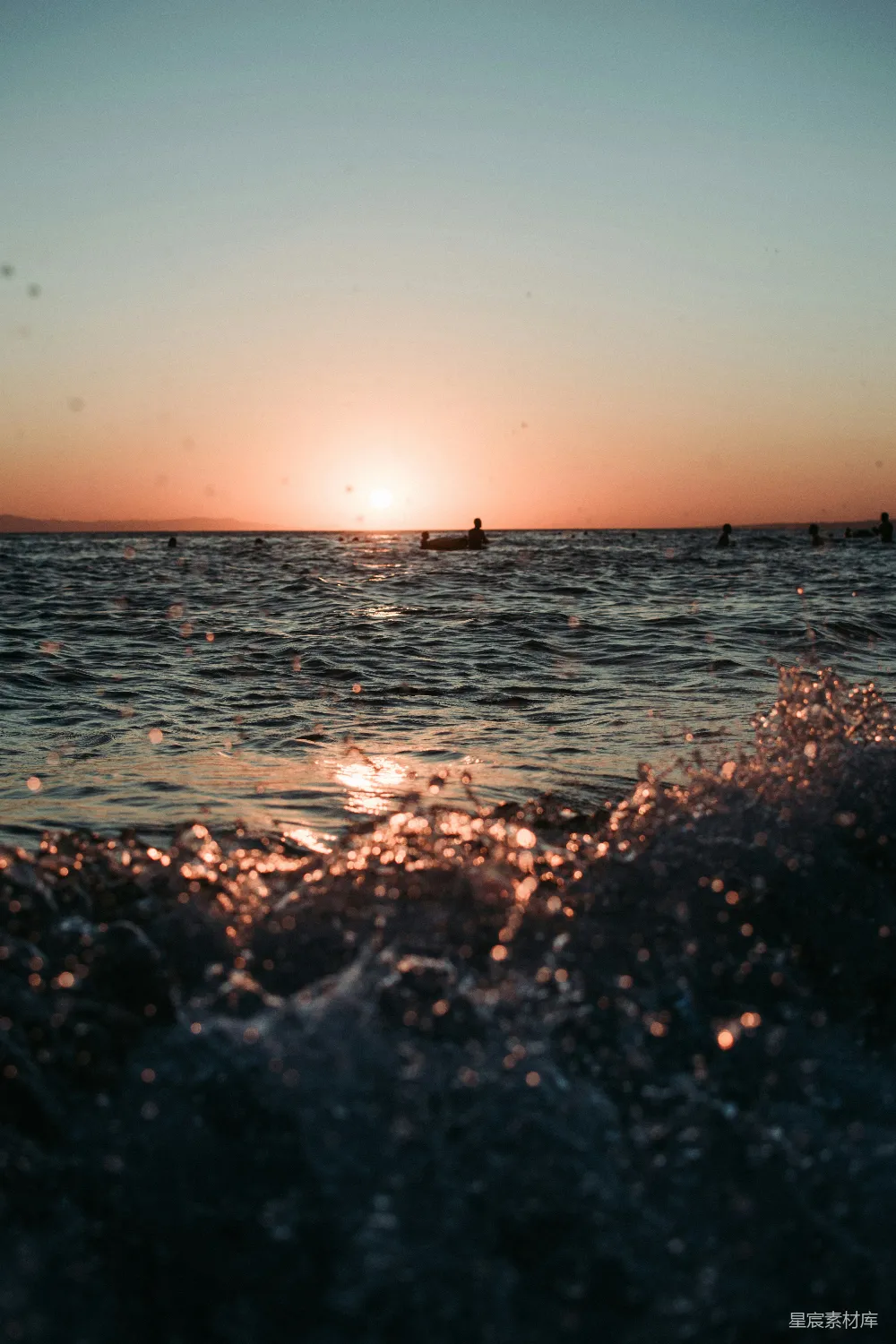 高清摄影  海面上剪影的船在日落时分